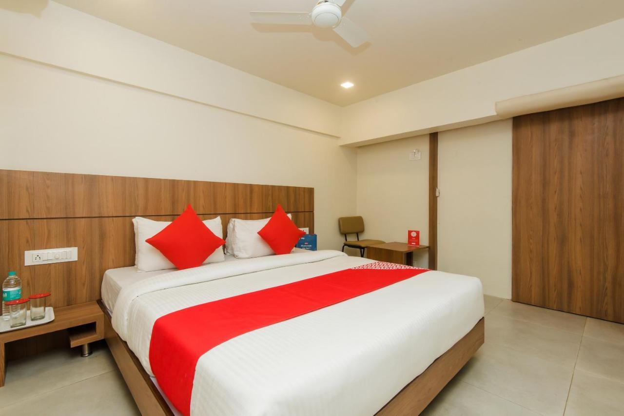 Oyo 13857 Hotel Imperial Umele Exterior photo